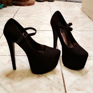 Ladies heels/pumps